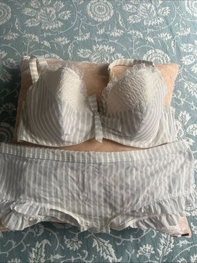Striped Lace-Trim Bra & Boyshort Set - White/Cream